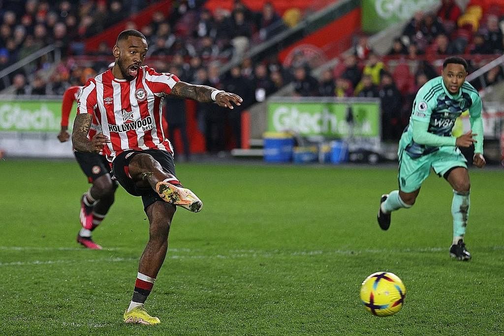TEPAT SASARAN: Penyerang Ivan Toney menjaringkan gol kedua Brentford melalui penalti. - Foto AFP.