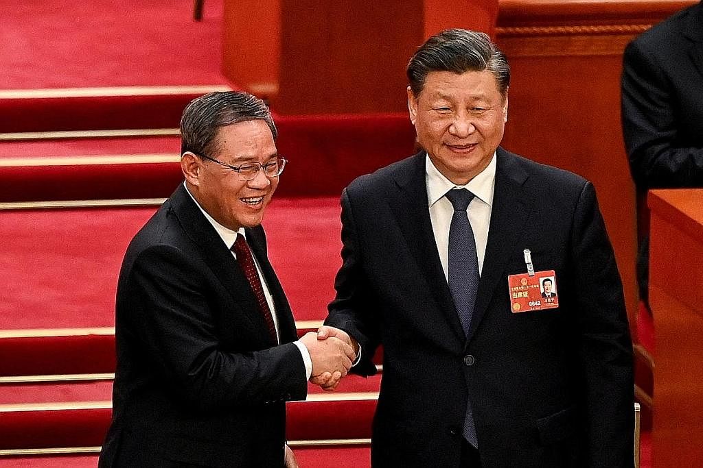 TERIMA PENCALONAN: Encik Li Qiang (kiri), bekas ketua Parti Komunis Shanghai, dicalonkan Encik Xi Jinping sebagai perdana menteri. - Foto REUTERS