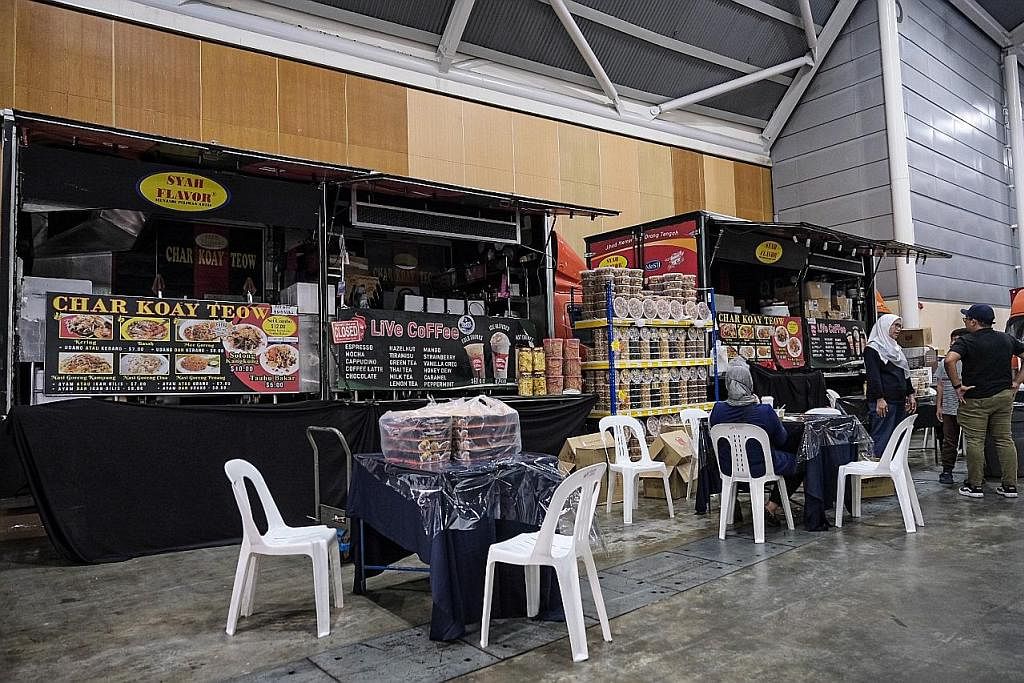 DIGANTUNG OPERASI: Trak makanan di Jualan Mega Hari Raya 2023 di Singapore Expo telah berhenti operasi atas arahan SFA. - Foto SHAFIQ APANDI