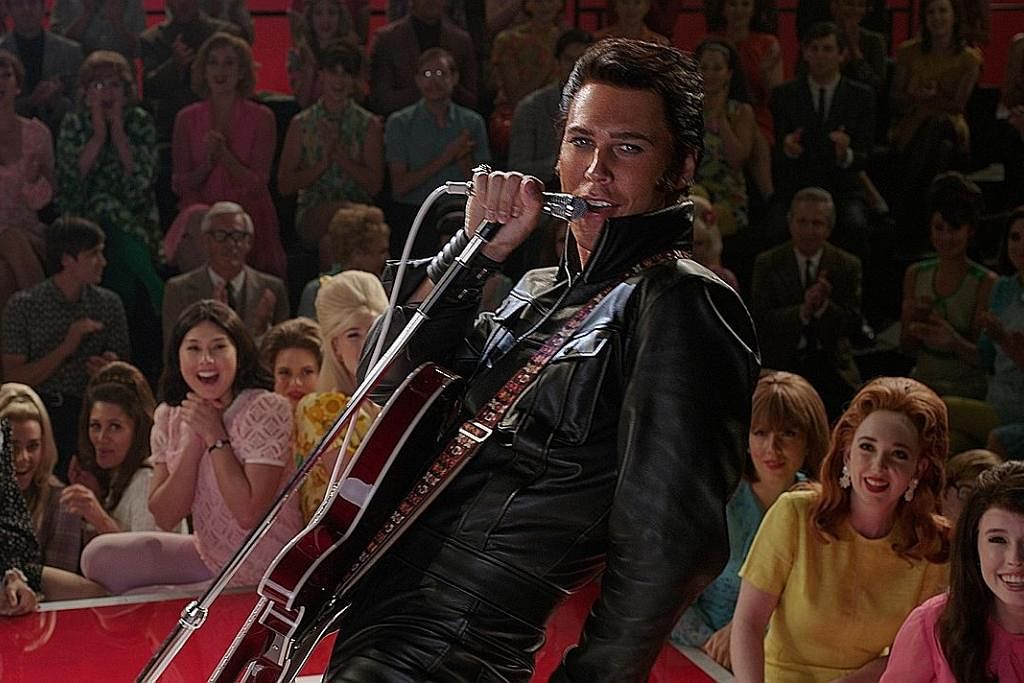 MENGAPA TERBAWA-BAWA?: Ramai yang tertanya-tanya mengapa pelakon watak Elvis, Austin Butler, mempunyai cara dan gaya perbualan persis 'Raja Rock And Roll' itu. - Foto WARNER BROTHERS/AFP