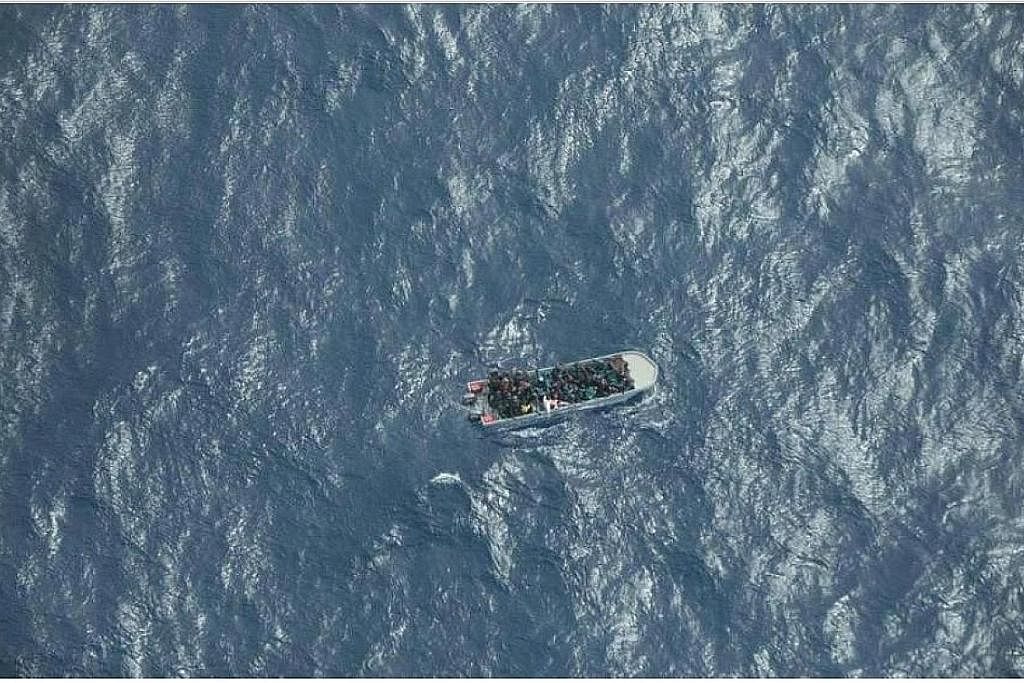 SESAK: Bot yang dinaiki pendatang yang dikatakan belayar ke arah Italy, karam sekitar 177 kilometer ke barat laut Benghazi, Libya, semasa cuaca buruk. - Foto SEAWATCH_INTL/TWITTER