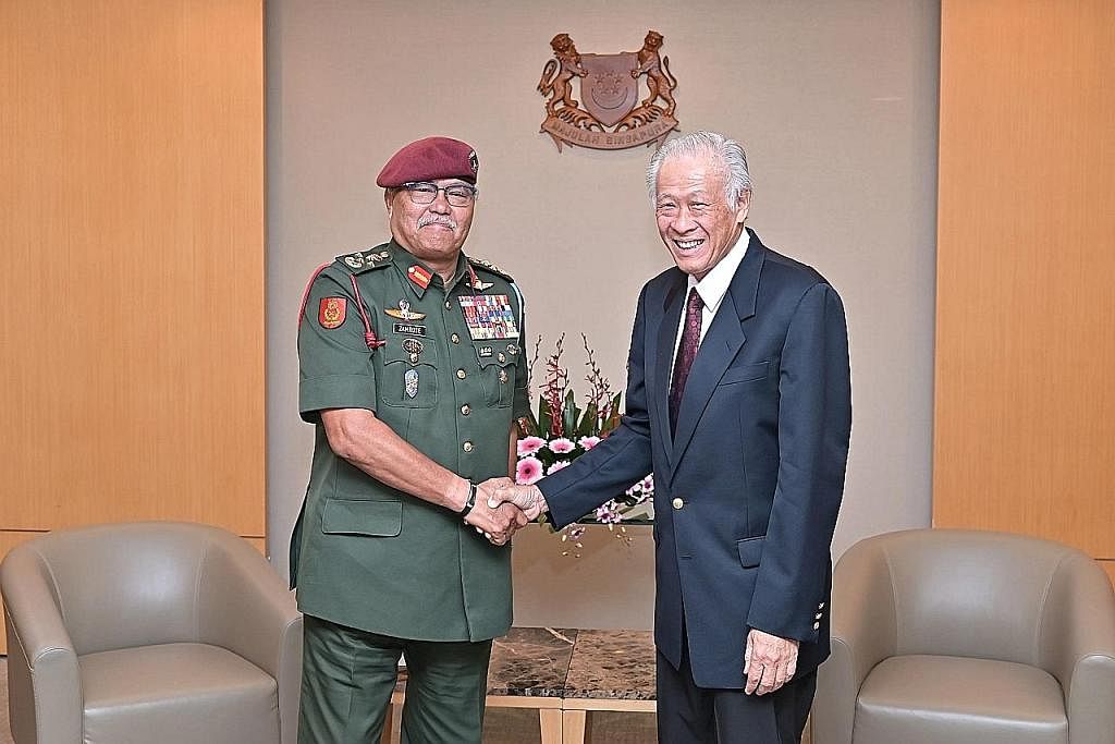 HUBUNGAN ERAT: Dr Ng Eng Hen (kanan) mengucapkan terima kasih kepada Jeneral Zamrose atas sumbangannya dalam mengekalkan hubungan kukuh antara Angkatan Bersenjata Singapura (SAF) dengan Angkatan Tentera Malaysia (ATM). - MINDEF
