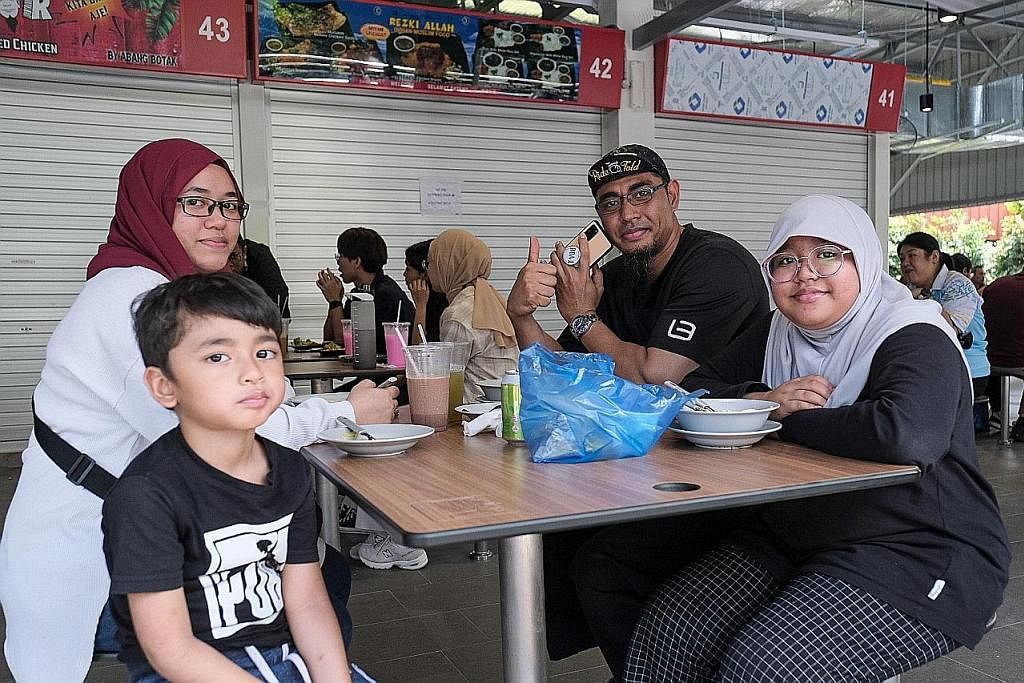 MAKANAN THAILAND: Pelanggan beratur untuk mendapatkan hidangan dari gerai Thaksin Beef Noodle, yang menjadi antara gerai yang sering dikunjungi pelanggan yang ke Pusat Makanan Seah Im. TEMPAT JATUH LAGI DIKENANG: Encik Mohd Rezuno Mohd Jinnia, bersam