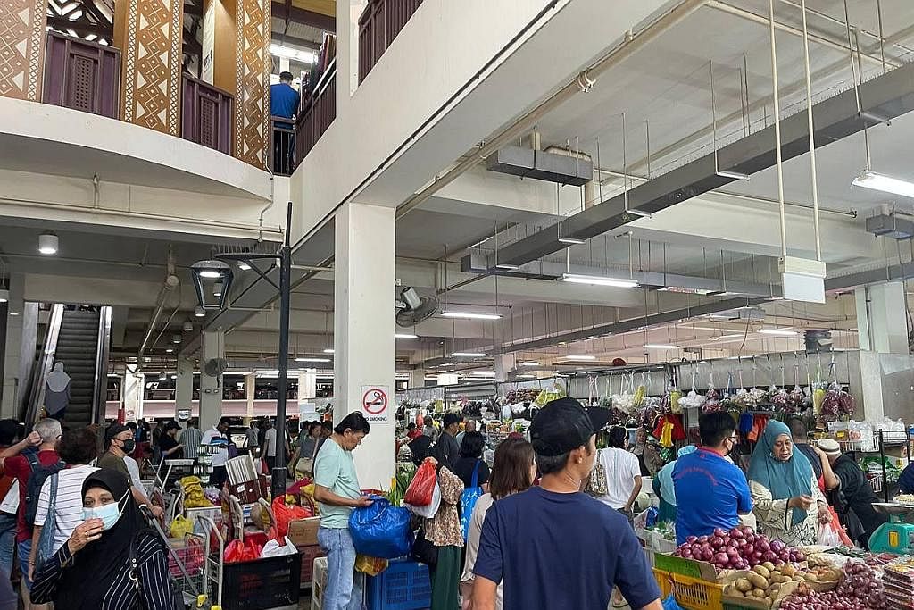 SUASANA RAMAI: Walaupun ramai mengunjungi Pasar Geylang Serai, pelanggan hanya membeli apa yang diperlukan bagi persiapan awal Ramadan disebabkan keadaan inflasi yang terus naik. - Foto BH oleh DAHLIA ZULKIFLI