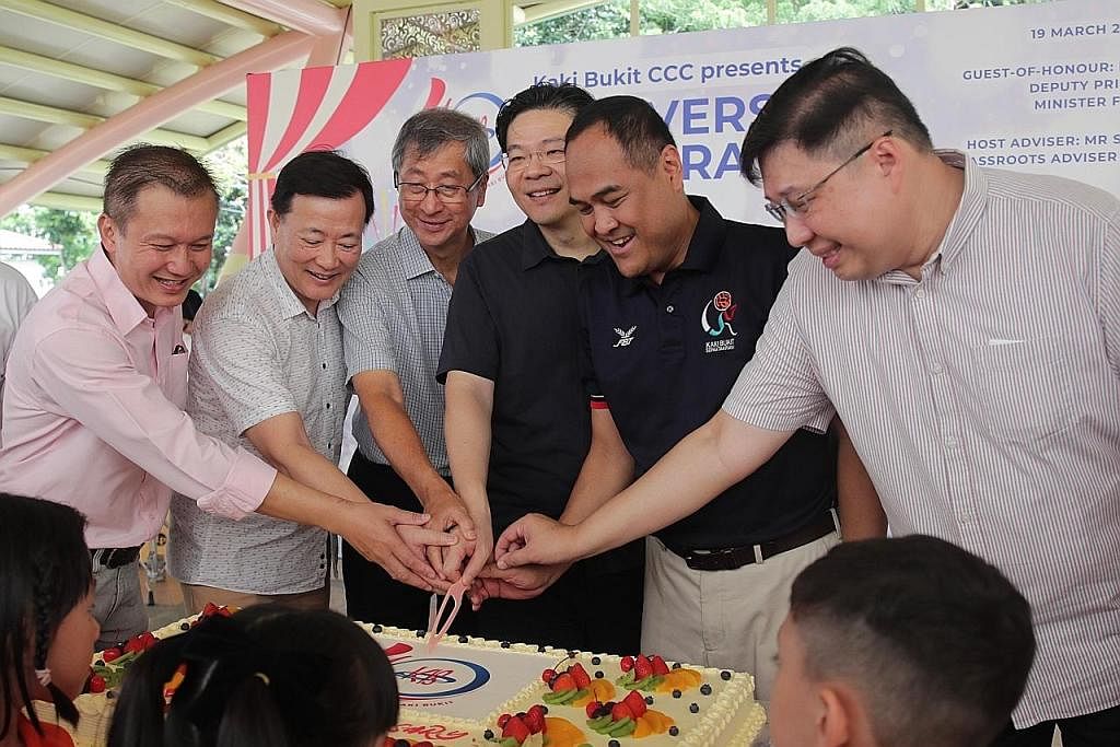 MAJLIS POTONG KEK: (dari kiri) Encik Lee Hong Chuang, BBM, Penasihat kepada Pertubuhan Akar Umbi Hougang; Encik Victor Lye, Penasihat BBM kepada pertubuhan akar umbi GRC Aljunied; Penasihat khas, Encik Lim Boon Heng; Timbalan Perdana Menteri, Encik L