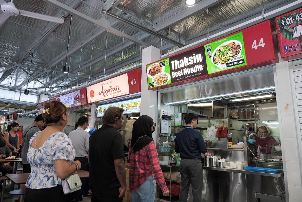 MAKANAN THAILAND: Pelanggan beratur untuk mendapatkan hidangan dari gerai Thaksin Beef Noodle, yang menjadi antara gerai yang sering dikunjungi pelanggan yang ke Pusat Makanan Seah Im.