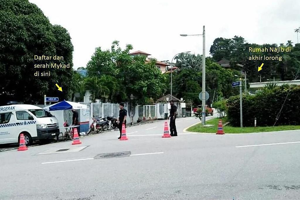 KAWALAN KETAT: Pondok polis dilihat diletakkan di jalan masuk lorong ke rumah Encik Najib Tun Razak sebaik beliau tewas dalam pilihan raya umum ke-14 Malaysia pada Mei 2018. - Foto BHM