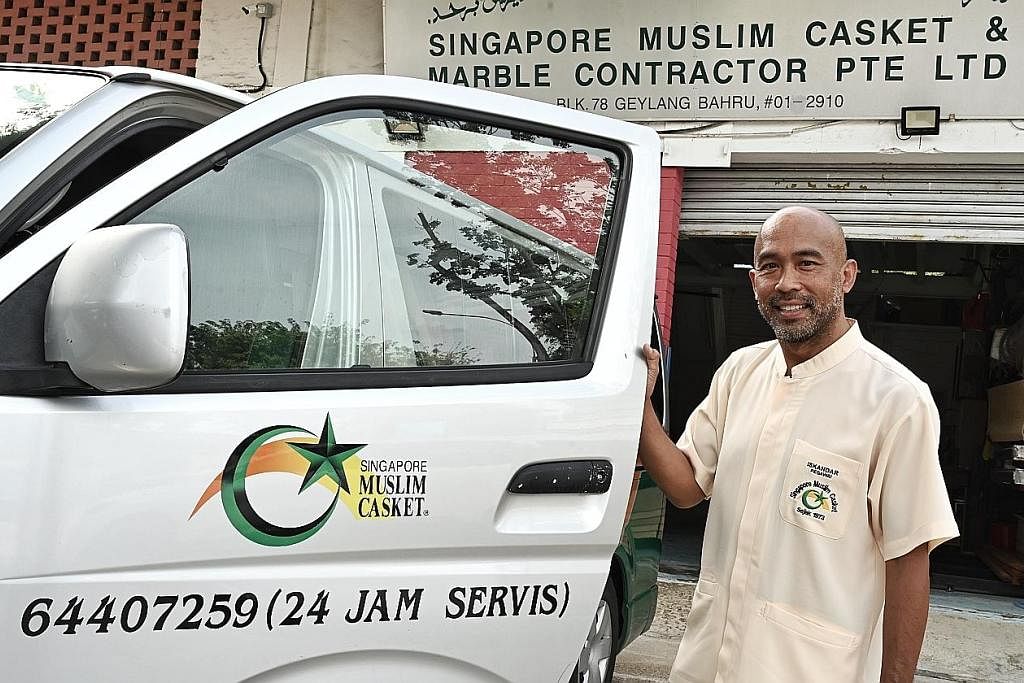 KELENGKAPAN BAGI PENGURUSAN JENAZAH: Encik Iskandar (kiri) melihat kakitangan, Encik Mohd Ramlee Mohd Ali, membuat papan long di kilang Singapore Muslim Casket & Marble Contractor yang terletak di Geylang Bahru. Syarikat itu dipercayai satu-satunya s