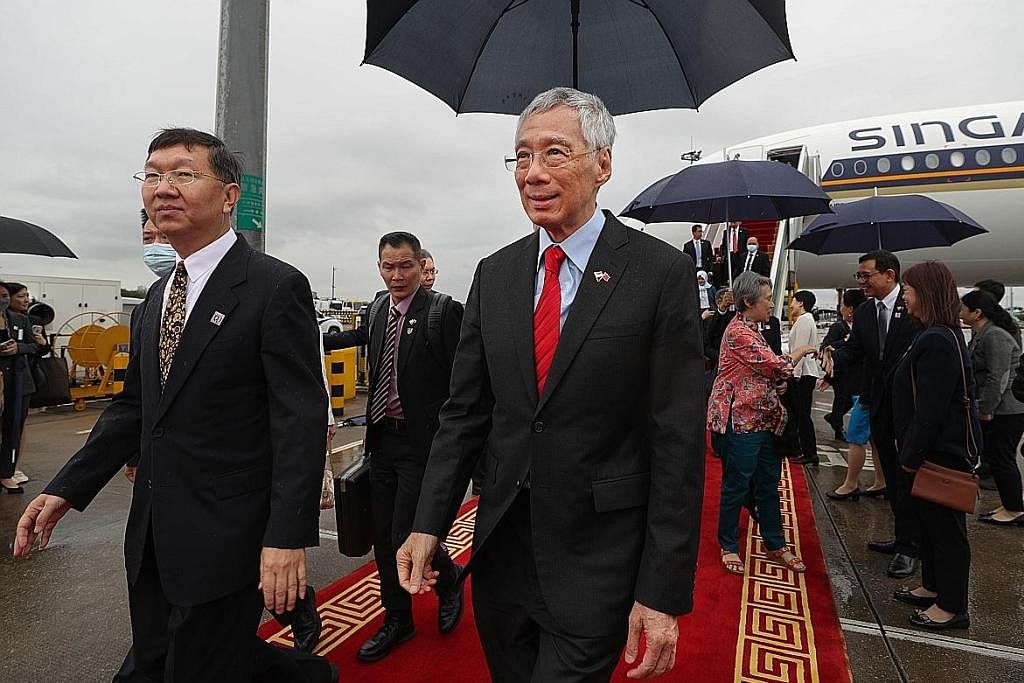 SELAMAT TIBA: Perdana Menteri, Encik Lee Hsien Loong (bertali leher merah), tiba di Guanzhou bagi memulakan lawatan rasmi ke China selama seminggu. - Foto MCI