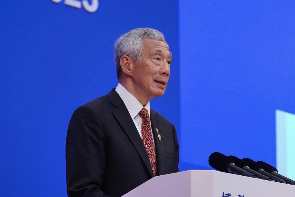 FORUM BOAO: Perdana Menteri, Encik Lee Hsien Loong, berucap di Forum Boao bagi Asia yang turut dihadiri Perdana Menteri China, Encik Li Qiang - Foto MCI