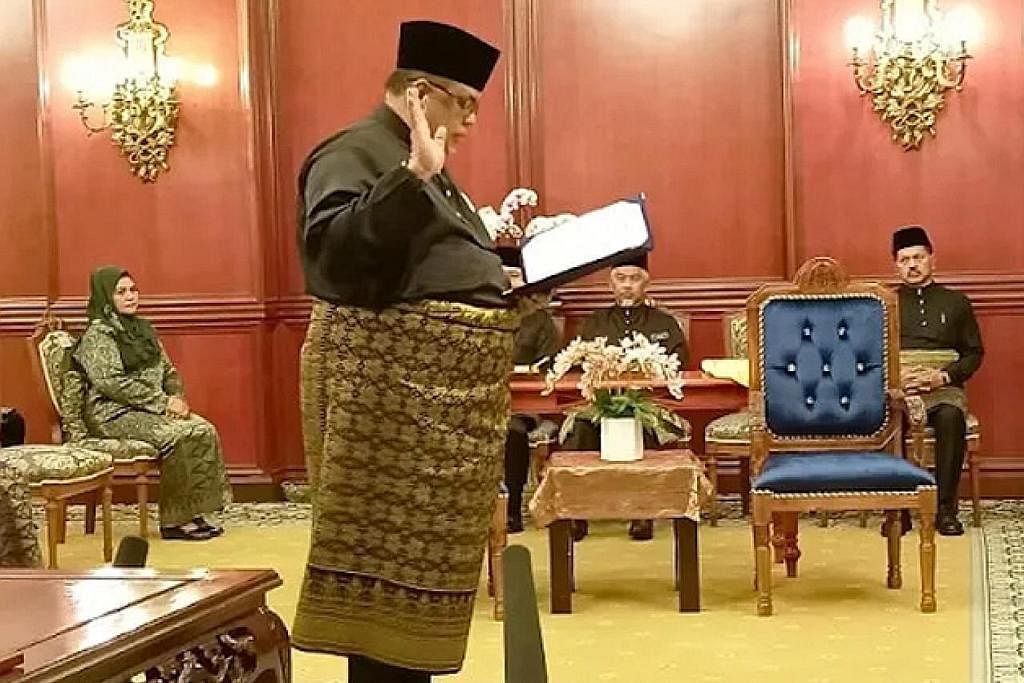 DILANTIK: Pengerusi Umno Melaka, Datuk Seri Ab Rauf Yusoh mengangkat sumpah jawatan sebagai Ketua Menteri Melaka yang ke-13 pada Jumaat. - Foto BERNAMA