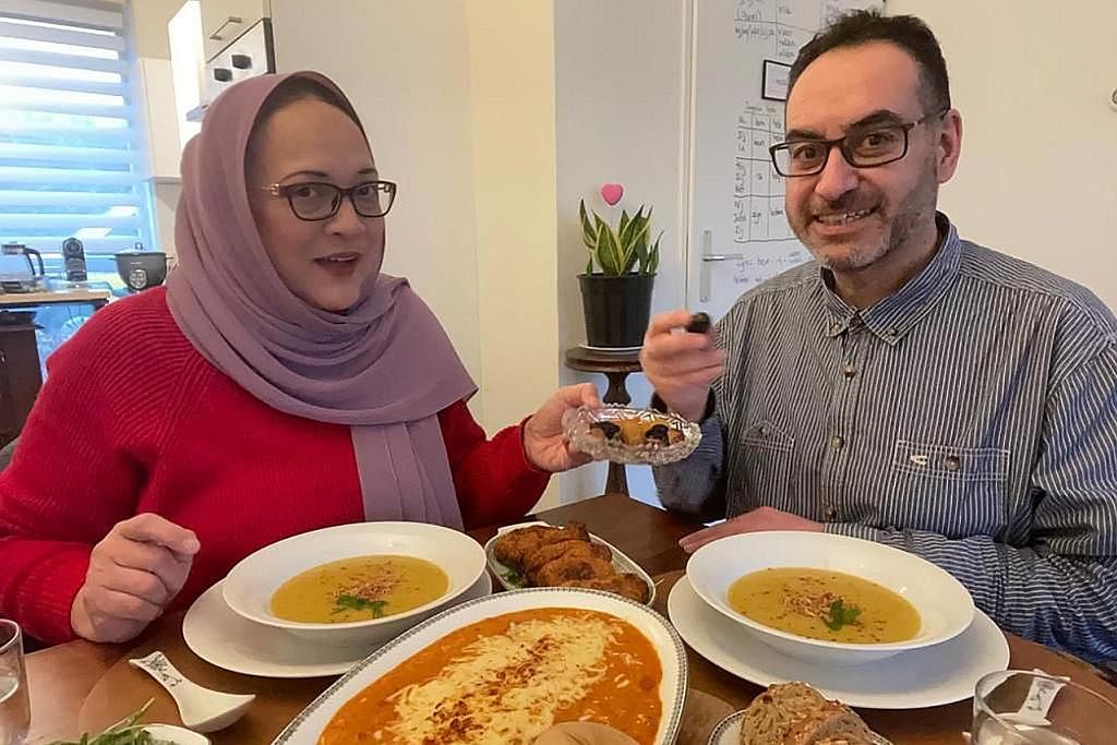 BAWA TRADISI KE NETHERLANDS: Cik Fauziah Hanim Akdogan dan suami, Encik Turgay Akdogan, menikmati juadah berbuka puasa bersama. Untuk menghidupkan keindahan meraikan Ramadan seperti tempat kelahirannya di Singapura, Cik Fauziah masak makanan Melayu s