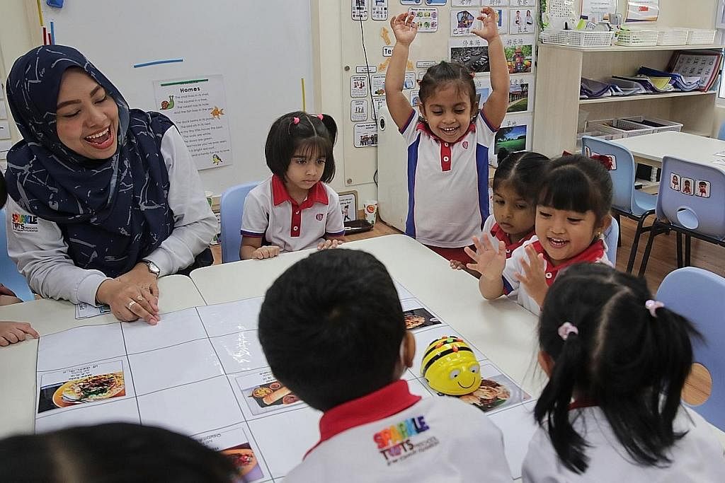 AKTIVITI MENARIK: Cik Astuty Ismail menggunakan sebuah robot mainan, 'Bee-Bot' untuk memupuk minat anak muridnya dalam Bahasa Melayu. - Foto ST