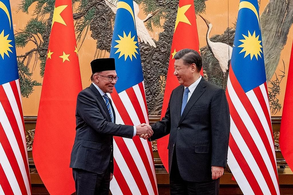 DIBERI SAMBUTAN BAIK: Datuk Seri Anwar Ibrahim (kiri) berkata beliau mendapat layanan luar biasa daripada Presiden Xi Jinping (kanan) semasa melawat negara itu baru-baru ini. - JABATAN PERDANA MENTERI MALAYSIA