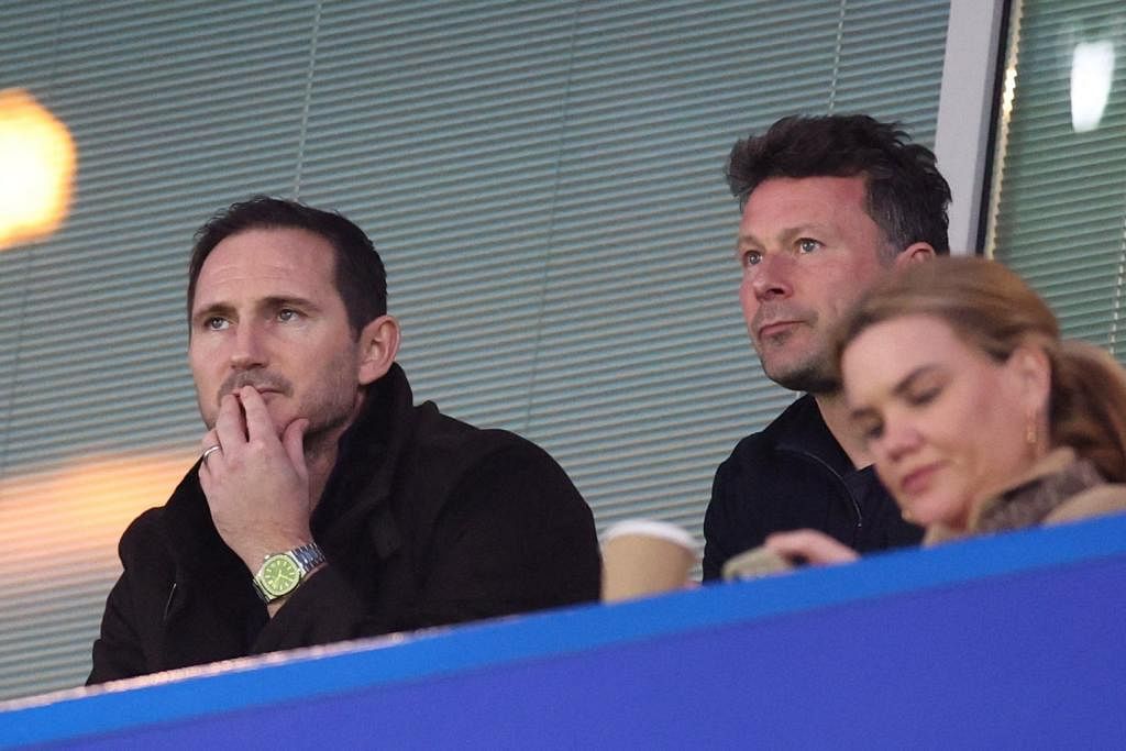 TERIMA LAMARAN: Frank Lampard (kiri) dilihat di stadium Stamford Bridge sebelum perlawanan antara Chelsea dan Liverpool pada Selasa. - Foto REUTERS