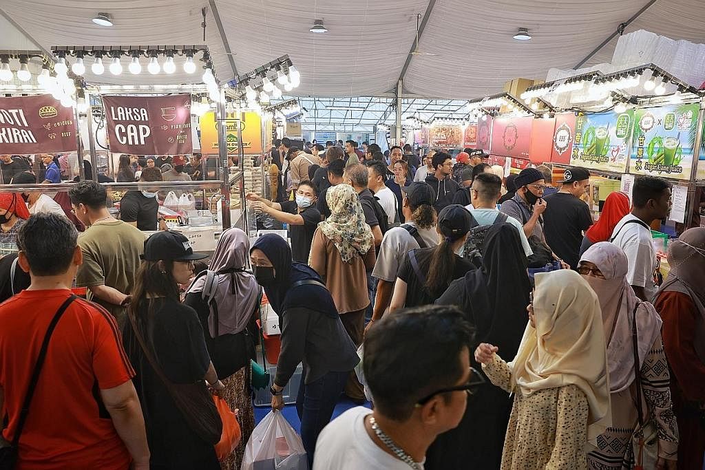 AMBIL TINDAKAN TEGAS: Pihak berkuasa akan mengambil sikap lebih tegas terhadap para peniaga di pameran sementara, seperti bazar Ramadan, yang didapati melanggar peraturan dan gagal mematuhi keperluan keselamatan makanan. - Foto-foto ST