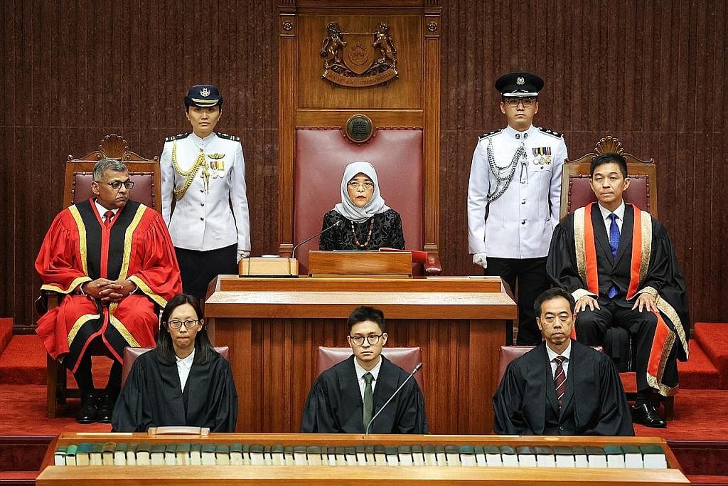 UCAPAN BUKA PARLIMEN: Presiden Halimah Yacob (tengah) menyampaikan Ucapan Presiden apabila Persidangan Kedua Parlimen Ke-14 dibuka pada malam 10 April. Turut hadir di Parlimen pada Isnin ialah Speaker Parlimen, Encik Tan Chuan-Jin (kanan), dan Ketua 