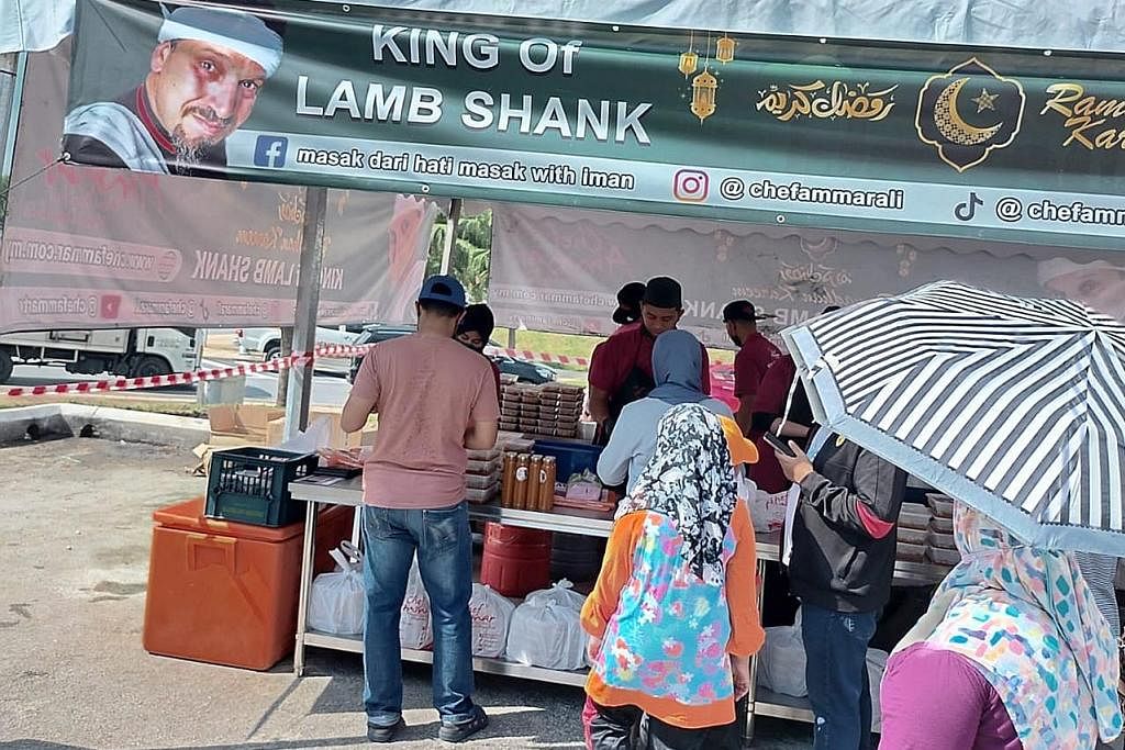SANGGUP BERATUR: Pelanggan Chef Ammar Al Ali sanggup beratur lama di bawah terik matahari di Bazar Ramadan Presint 3, Putrajaya untuk membeli juadah buka puasa. - Foto KHIRUL BAHRI