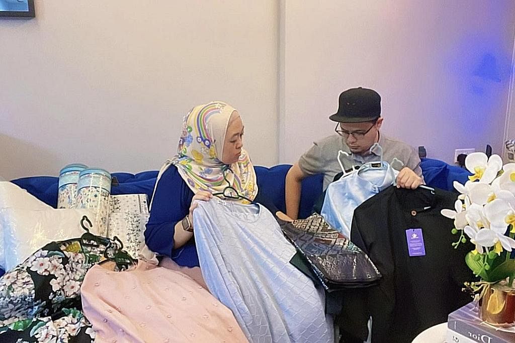 PUAS BERBELANJA: Cik Nur Sadrina dan suami Encik Mas Kuncoro akui dapat berjimat sekitar 40 peratus apabila membeli keperluan Hari Raya di seberang Tambak. - Foto-foto ihsan NUR SADRINA ABDUL RAHIM