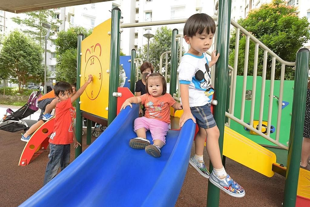 TAMAN PERMAINAN: Dengan bermain di taman permainan sahaja, si kecil dapat meraih aspek kemahiran yang penting dalam perkembangan diri mereka. - Foto ST