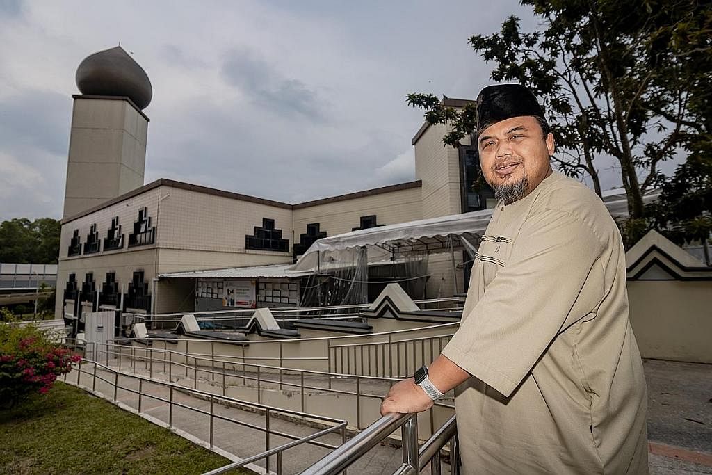 HARAP SOKONGAN RAMAI: Pengerusi Eksekutif Masjid Darul Makmur, Encik Izuan Mohd Rais, berharap orang ramai akan terus menyumbang derma kepada masjid itu dalam menjayakan projek peningkatan masjid yang akan dapat menampung lebih ramai jemaah, daripada