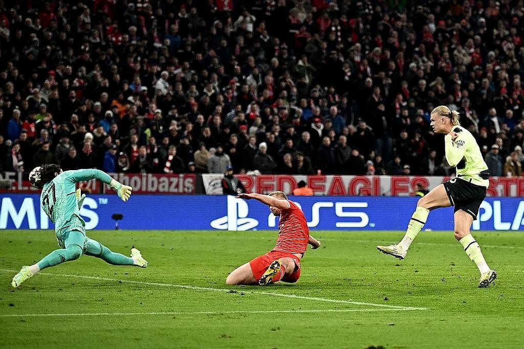 JARINGKAN GOL LAGI: Penyerang Erling Haaland (kanan) menjaringkan gol buat Manchester City, sekali gus membawa kelabnya ke separuh akhir Liga Juara-Juara dengan agregat kemenangan 4-1 ke atas Bayern Munich. - Foto EPA-EFE