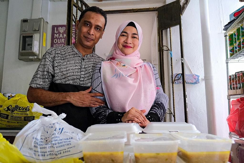SUDUT KEBAIKAN RIQMAH: Encik Asanul Fariq Sani (kiri) dan isteri, Cik Norhasyimah Awaludin, membuka ruang infak di luar rumah untuk mengagihkan barangan keperluan dapur kepada golongan susah serta selendang dan tudung yang disumbangkan orang ramai. R