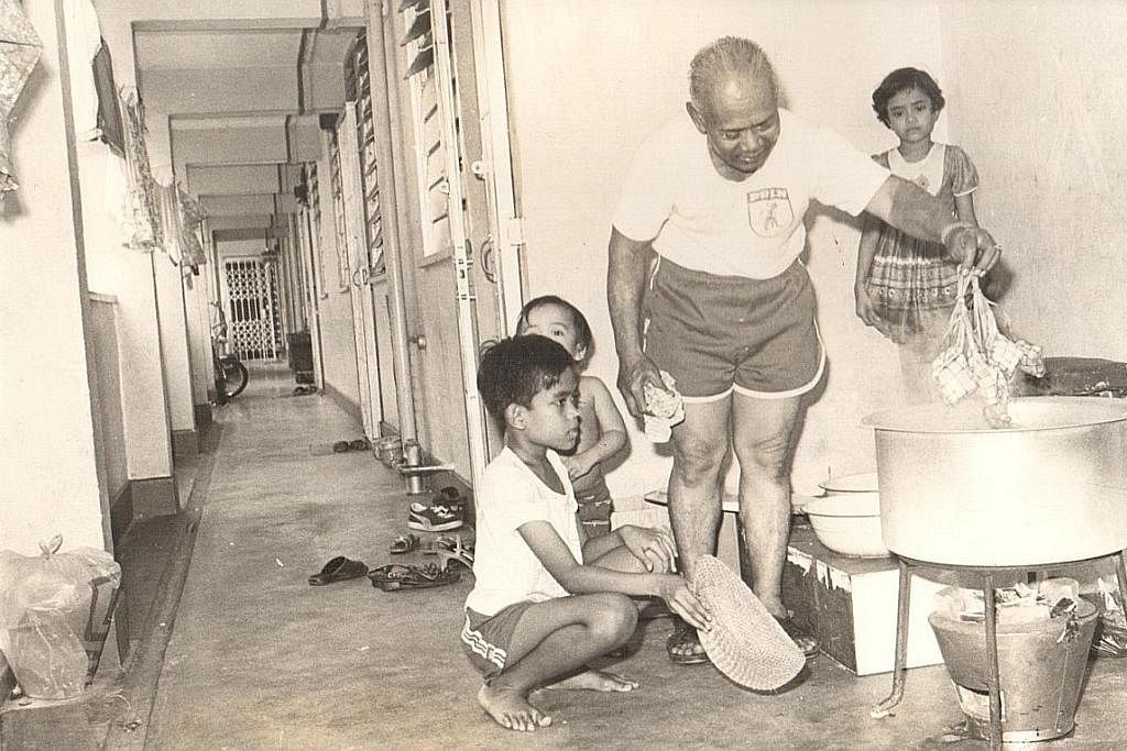 BERKUNJUNG-KUNJUNGAN DI HARI RAYA: Gambar dari tahun 1952 ini menunjukkan Encik Suhaimi Samian bersama isteri dan anaknya dalam perjalanan pulang ke rumah mereka di Geylang Serai selepas sehari suntuk berkunjungan ke rumah saudara-mara. - Foto fail K