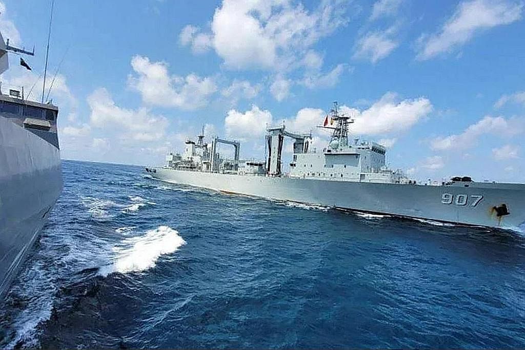 LATIHAN SAMA: Latihan antara tentera laut Singapura dengan China seperti yang diadakan pada September 2021, di perairan antarabangsa di Laut China Selatan, bakal berlangsung mulai 28 April hingga 1 Mei. - Foto MINDEF