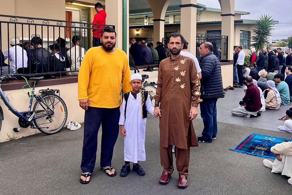 KALI PERTAMA DI LUAR NEGARA: (Gambar atas) Encik Asim Qader (kiri) di luar sebuah masjid di Melbourne, selepas solat Aidilfitri bersama seorang teman dan anaknya. Ini merupakan kali pertama beliau dan isterinya (gambar kiri) menyambut Aidilfitri di luar negara. – Foto ihsan EZLEEN FARAHNIZA MOHAMMAD AKHTAR