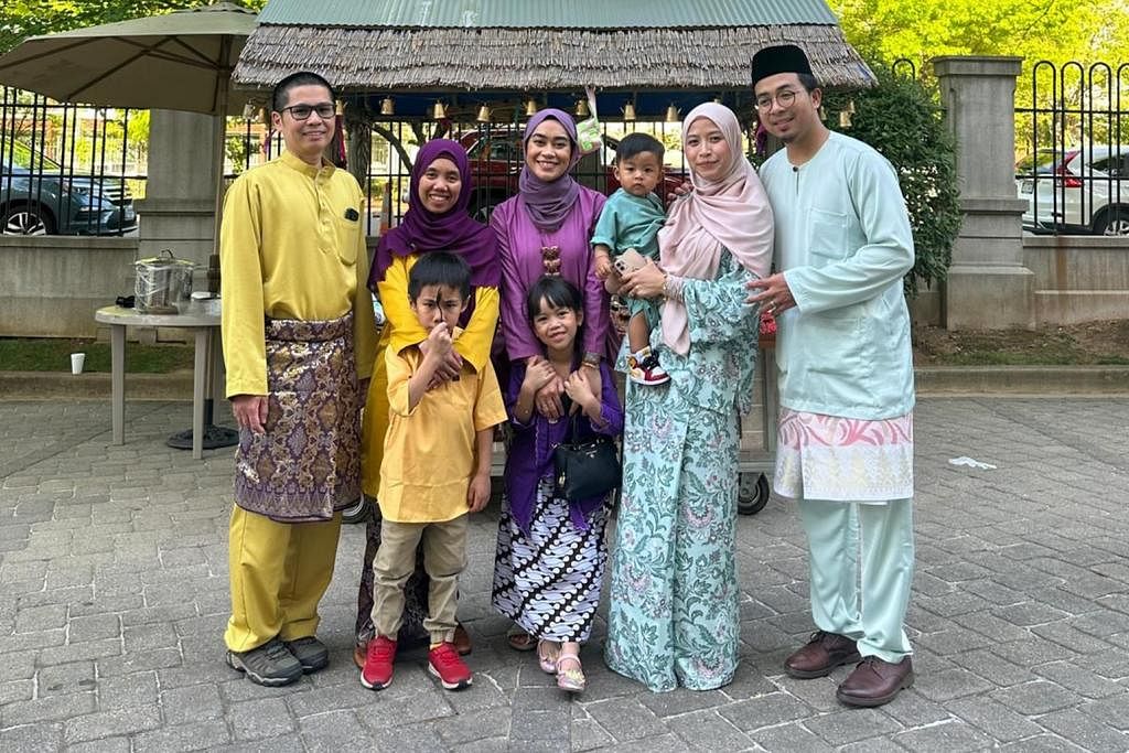 BAWA KENANGAN: Cik Suryani Omar (dua dari kiri) bersama suami dan anaknya (berpakaian kuning) bergambar di luar kedutaan Malaysia bersama teman-temannya di Virginia, Amerika Syarikat. – Foto ihsan SURYANI OMAR