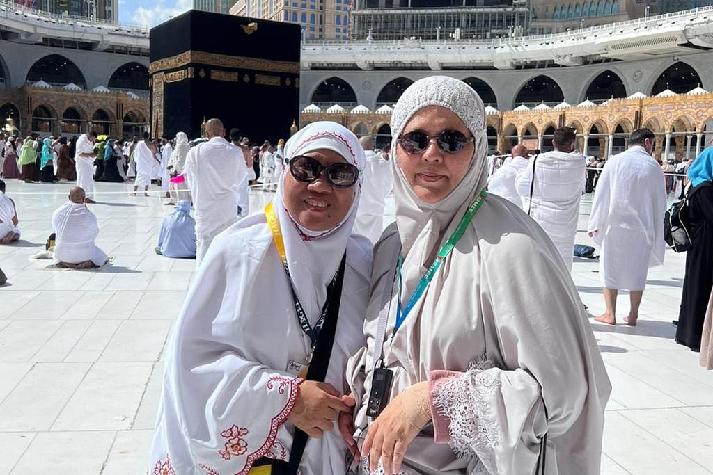 RAYA DI TANAH SUCI: Cik Jaminah Sultan (kiri) bersama seorang anggota jemaah di Masjidil Haram pada pagi Raya. – Foto ihsan JAMINAH SULTAN