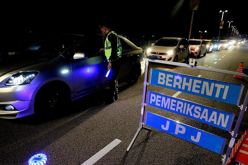 BUAT PEMERIKSAAN: Anggota Jabatan Pengangkutan Jalan (JPJ) membuat pemeriksaan ke atas sebuah kenderaan ketika Operasi Bersepadu Sempena Hari Raya Aidilfitri (HRA) 2023 di Jalan Kuala Kangsar, Ipoh, Perak. - Foto BERNAMA