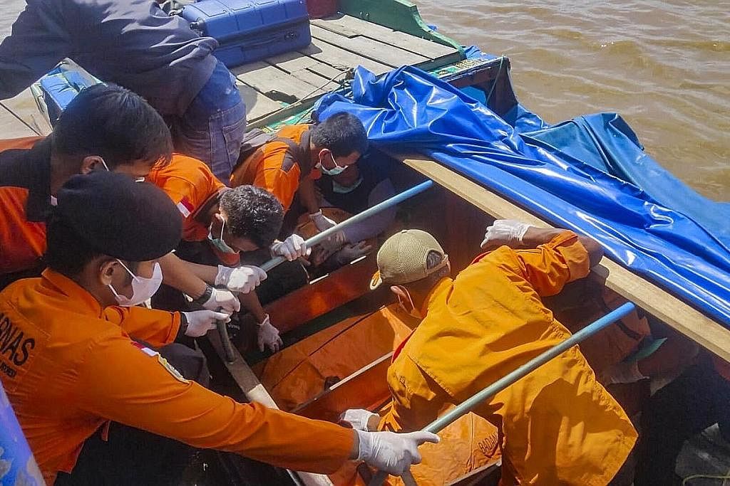 TERUSKAN USAHA MENCARI: Pasukan penyelamat Basarnas membawa beberapa beg mayat merangkumi mangsa yang maut setelah lemas setelah sebuah feri karam berdekatan Sumatera. - Foto EPA-EFE