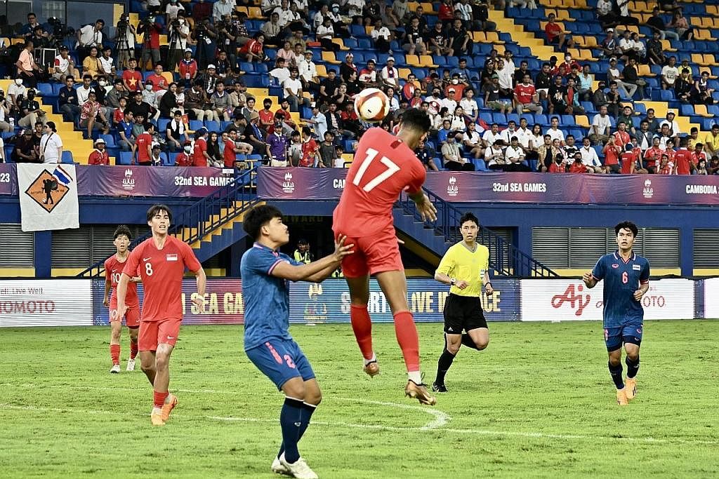BERTARUNG TANDUKAN: Pemain sayap Singapura Jordan Efa Okwudili Emaviwe (nombor 17) menanduk bola semasa menentang Thailand dalam perlawanan pembukaan bola sepak Kumpulan B Sukan SEA. - Foto fail