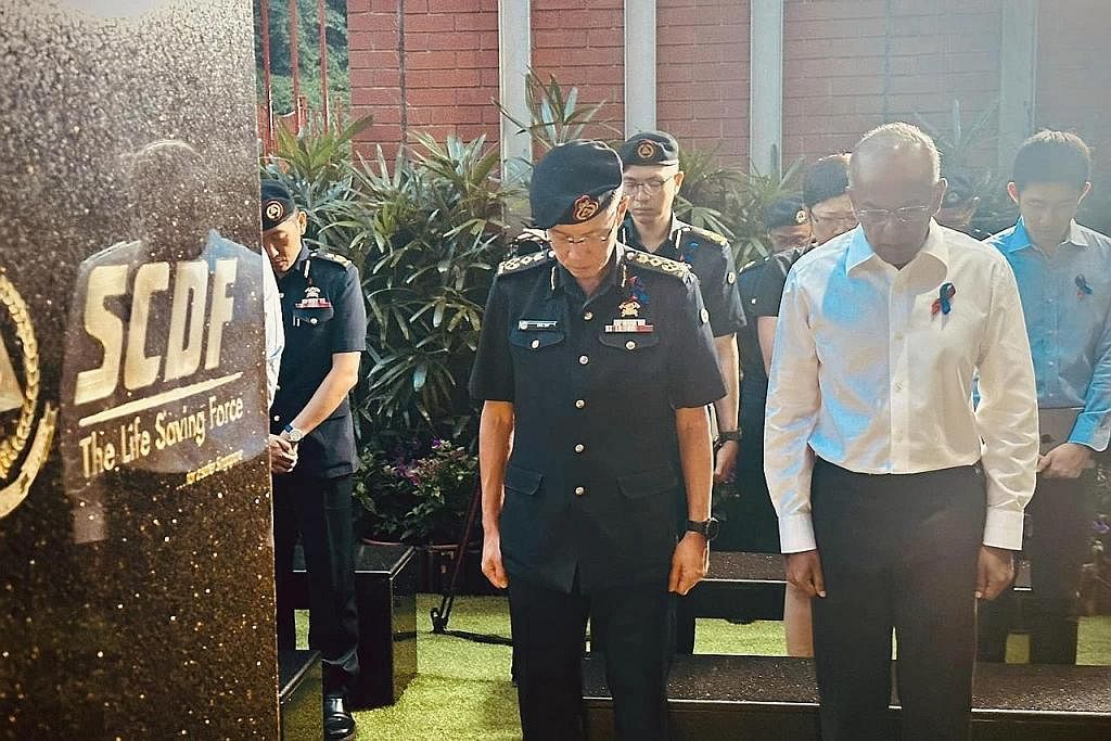 TANDA HORMAT: Menteri Ehwal Dalam Negeri merangkap Undang-Undang, Encik K Shanmugam (kanan) dan Pesuruhjaya Pasukan Pertahanan Awam Singapura (SCDF) Eric Yap (dua dari kanan), bersama anggota SCDF memberi tanda penghormatan kepada anggota yang telah 