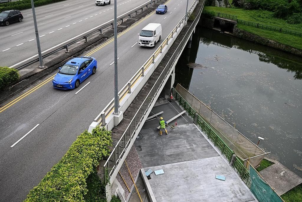 BELUM SIAP: Kerja peningkatan sedang dijalan di laluan bawah jambatan CTE di Potong Pasir. - Foto ST