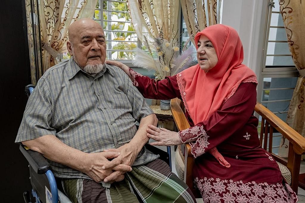INGIN JENAMA TERUS KEKAL: Encik Abdul Razak (kiri) dan isteri, Cik Shaeeda, berharap jenama yang telah diusahakan hampir tiga dekad dapat terus berkembang. - Foto BM oleh NUR DIYANA TAHA