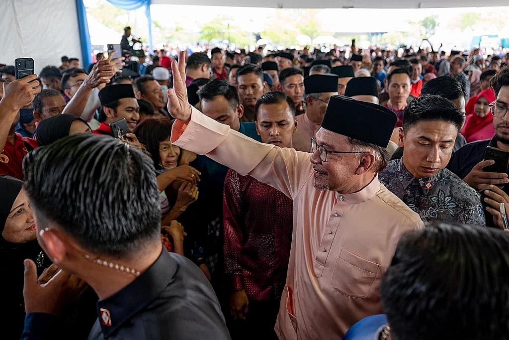 BERDAYAKAH ANWAR BERTAHAN?: Datuk Seri Anwar Ibrahim menghadiri rumah terbuka Hari Raya di Kedah. Soalan 'PMX boleh bertahan lima tahun ke?' menjadi topik perbualan utama sewaktu ziarah Hari Raya. - Foto PARTI KEADILAN RAKYAT