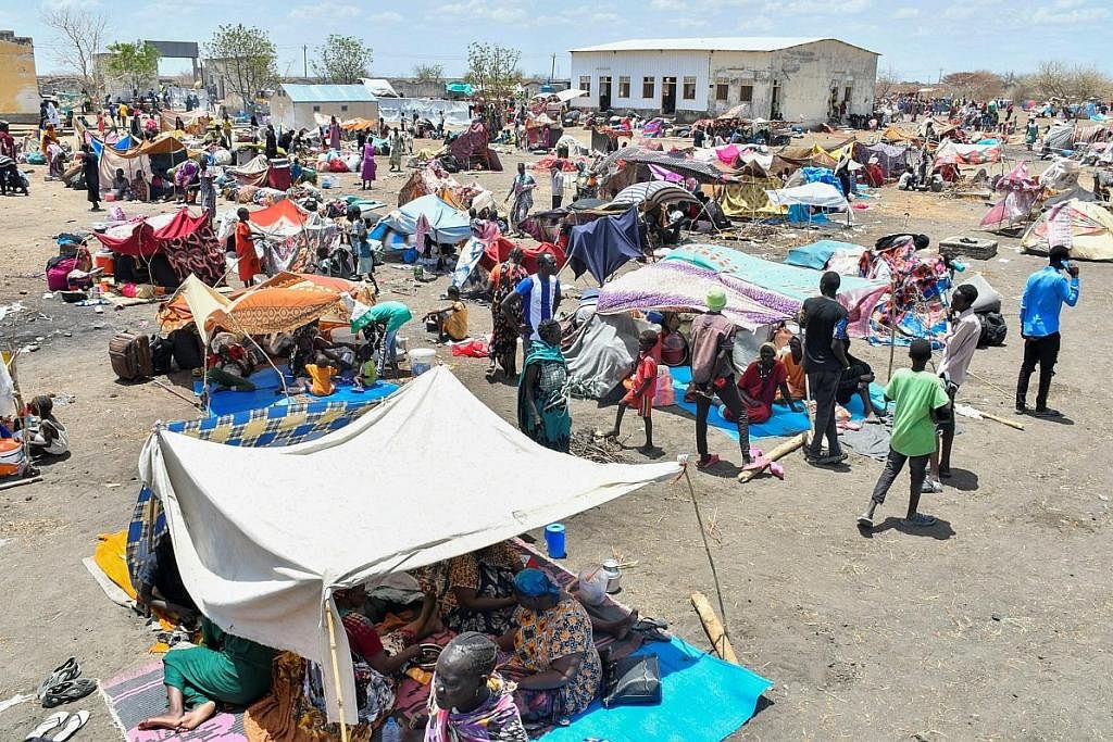 CARI PERLINDUNGAN: Orang awam yang melarikan diri dari Sudan yang dilanda perang mendapat perlindungan di pusat transit Pesuruhjaya Tinggi Pertubuhan Bangsa-Bangsa Bersatu bagi Pelarian (UNHCR) dekat sempadan dengan negara jiran, Sudan Selatan. - Fot