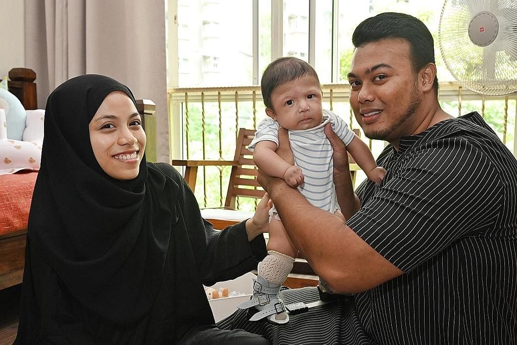 HADAPI PELBAGAI CABARAN: Muhammad Nurfattah Muhammad Nurfahmy, enam bulan, dilengkap beberapa alat bagi menetapkan posisi kakinya atas keadaan sendi-sendinya terbengkok dan melekuk serta tiub dari mesin Tekanan Saluran Udara Positif Berterusan (CPAP)