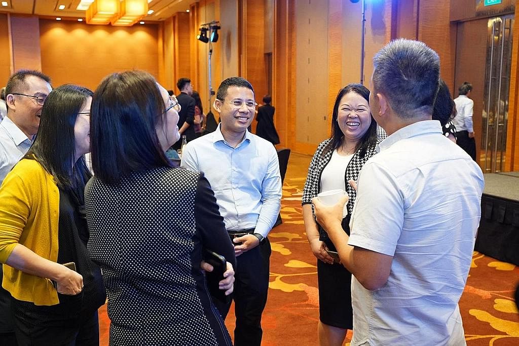 TARIK BAKAT: Encik Desmond Lee (tiga dari kanan) bersama para pemimpin sektor Persekitaran Binaan (BE) di Sidang Puncak Penglibatan dan Pembangunan Kepimpinan (Lead) BuildSG 2023 pada Khamis. - Foto BCA