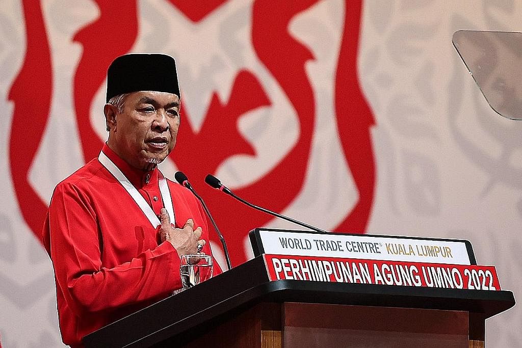 KEMBALIKAN UMNO: Presiden Umno, Datuk Seri Dr Ahmad Zahid Hamidi, mahu ahli parti itu untuk menjelmakan kembali kekuatan Umno supaya ia kuat dan mantap, mempunyai tapak yang luas lagi inklusif dalam ucapannya sempena ulang tahun ke-77 Umno. - Foto BE