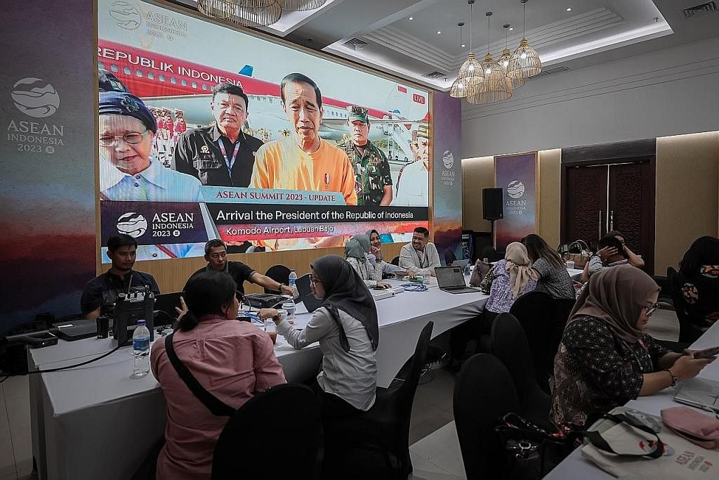 'PANGKALAN' WARTAWAN: Ratusan wartawan dan kru sokongan dari negara Asean menjadikan pusat media antarabangsa di Hotel Bintang Flores 'pangkalan' untuk menyiapkan liputan sepanjang tempoh sidang puncak. Kemesraan dan hospitaliti tuan rumah, Indonesia