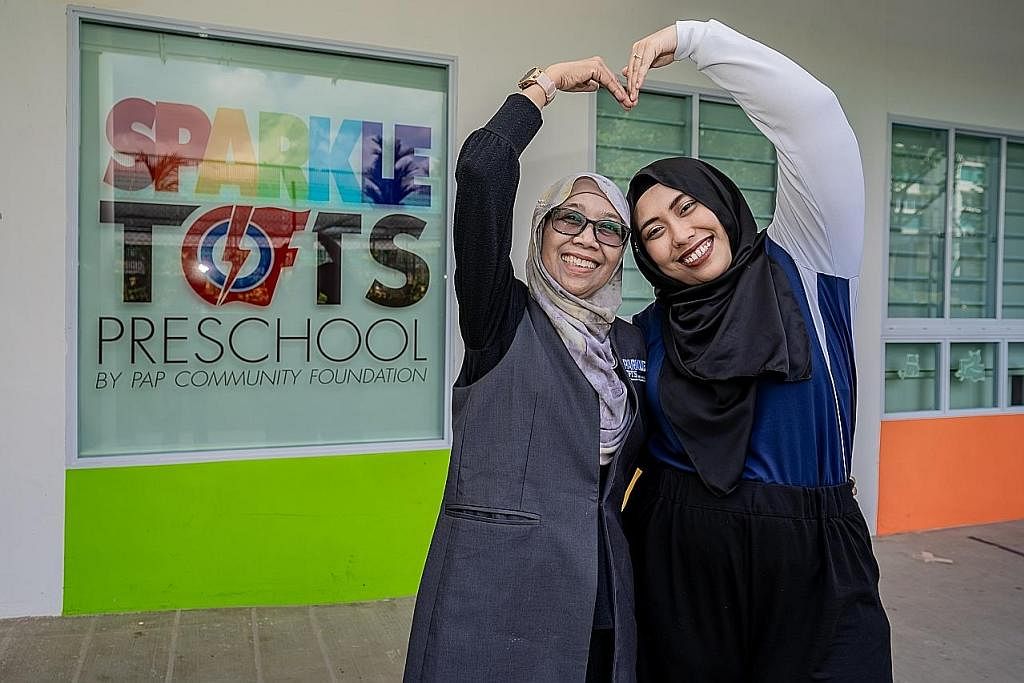 IBUKU INSPIRASIKU: Cik Nur Hazimah Ismail (kanan) berminat untuk menceburi bidang pendidikan awal kanak-kanak kerana terdorong oleh ibunya Cik Suraya Sulaiman (kiri) yang telah berkhidmat selama lebih 15 tahun dalam bidang tersebut. - Foto-foto BM ol