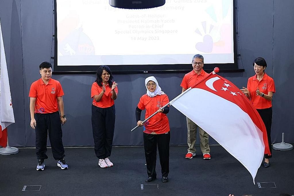 MERASMI PENYAMPAIAN BENDERA: Presiden Halimah Yacob (tengah) telah merasmikan penyampaian bendera Sukan Olimpik Khas Musim Panas Sedunia pada pagi Ahad. Turut menghadiri acara itu di Olimpik Khas Singapura di St George's Road, ialah Menteri Kebudayaa