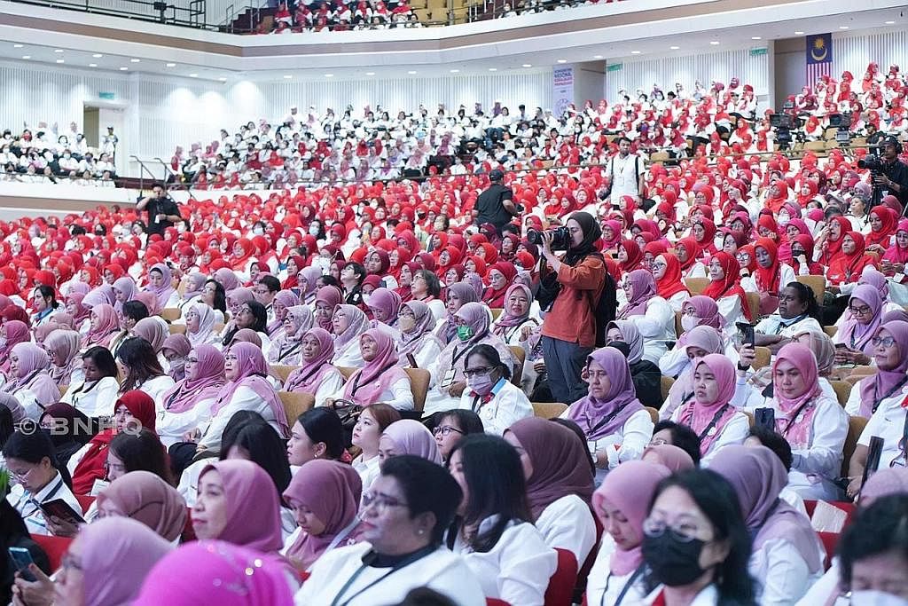RAPATKAN SAF: Datuk Seri Dr Ahmad Zahid Hamidi berkata Konvensyen Kerajaan Perpaduan yang diadakan pada Ahad adalah wadah paling sesuai untuk parti itu mengukuhkan hubungan mereka menjelang pilihan raya negeri (PRN). - Foto FACEBOOK UMNO