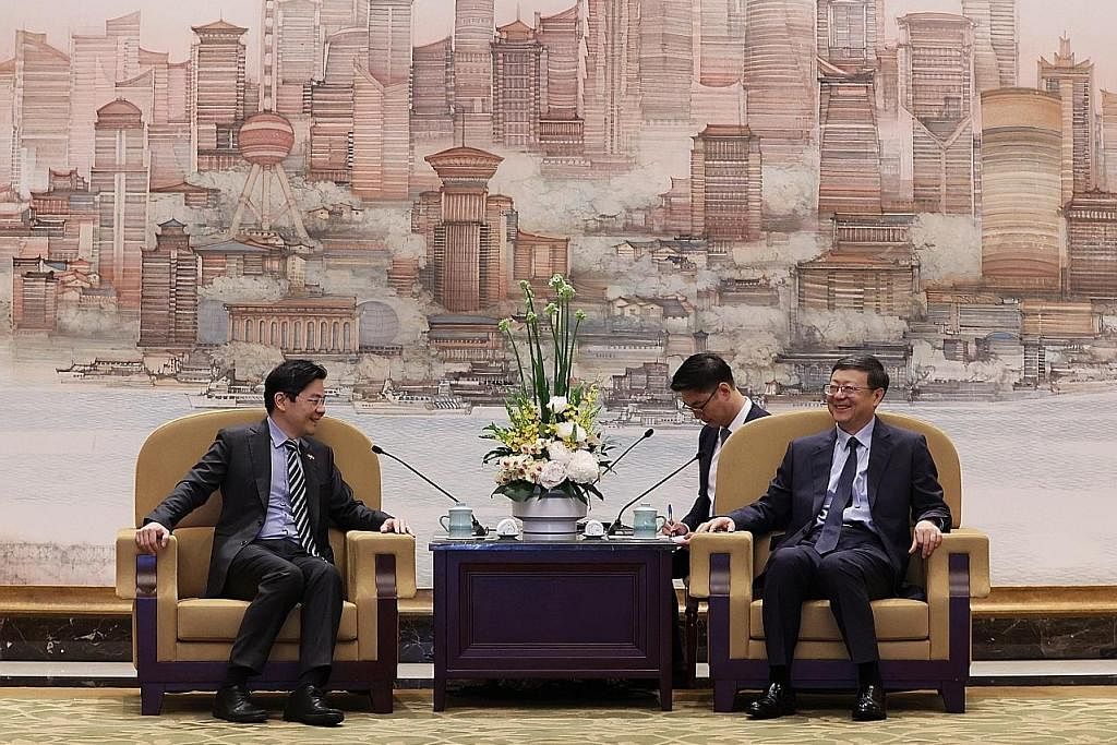 TINGKAT KERJASAMA: Timbalan Perdana Menteri, Encik Lawrence Wong (kiri) telah menemui Setiausaha Jawatankuasa Perbandaran Shanghai, Parti Komunis China (CPC), Encik Chen Jining, pada Isnin sebagai sebahagian lawatannya selama lima hari ke China. - Fo