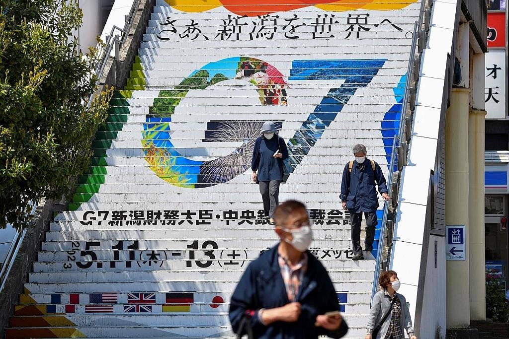 MESYUARAT G7: Logo mesyuarat Menteri Kewangan G7 dan Gabenor Bank Pusat dipamerkan di stesen Niigata, sebelum mesyuarat bermula di Niigata, Jepun pada 10 Mei 2023. - Foto AFP