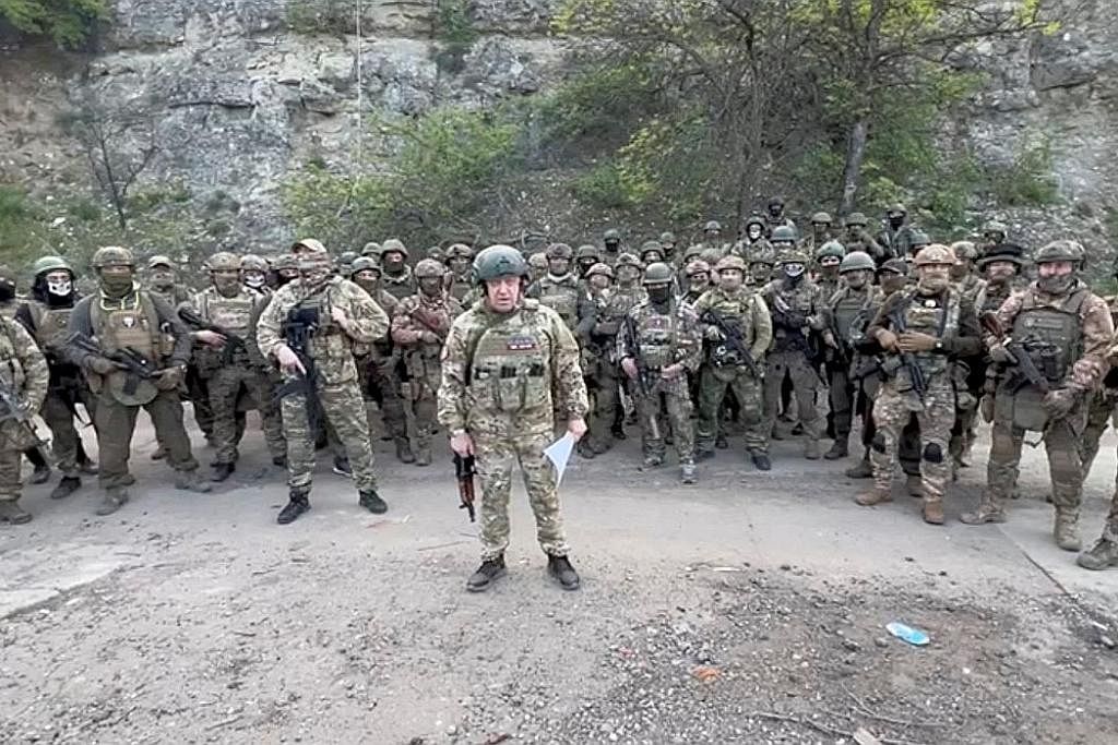 BARISAN HADAPAN: Askar upahan Wagner berada di barisan hadapan dalam serangan Russia untuk menawan bandar Bakhmut di Ukraine. - Foto REUTERS